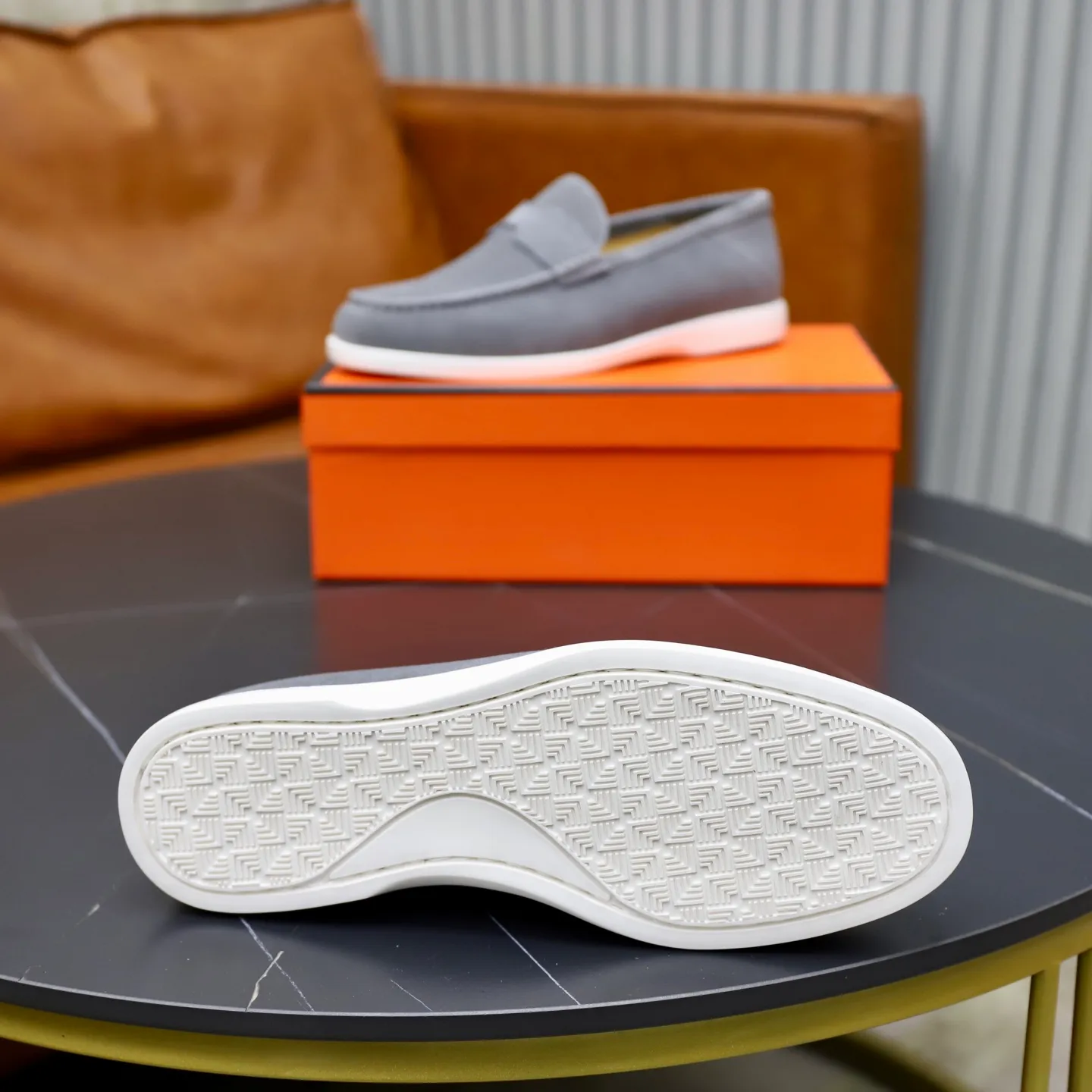 Ex-factory price: 540💰Hermès/Hermès slip-on men's shoes. This shoe is made of imported cow suede leather, with simple and smooth lines, and a 3CM rubber foam ultra-light sole combined with aerodynamic design! Youthful and fashionable, H button decoration, contrasting leather embellishment on the heel, calf lining to gently wrap your feet, with embossed logo cowhide feet, leather rock strips, casual and urban style, highlighting youthful vitality, sports and leisure version, super versatile Size number: 38-39-40-41-42-43-44 Standard leather shoe size (45 can be customized but does not support returns)